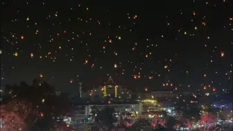 云南万人齐放孔明灯 灯火点点汇聚成“星河”照亮夜空