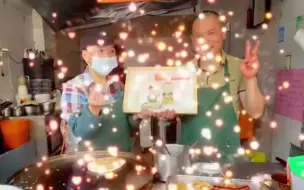 男童画漫画送卖鸡蛋灌饼夫妻 女摊主瞬间哭了！