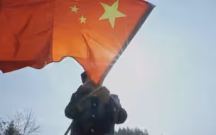 七旬老人每年3月28日升起国旗：这是志愿军小叔遗骸回国的日子