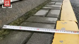 成都这处人行道仅40厘米宽 街道办：系多年前道路扩改后形成的
