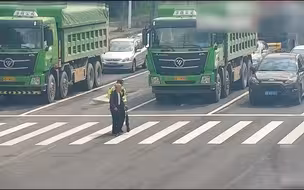 暖心！绿灯为老人多亮97秒 街头上演爱的接力