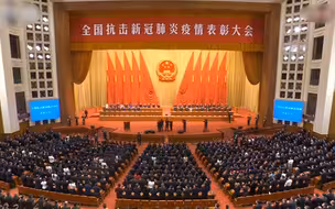 盘点表彰大会的感人瞬间：钟南山等抗疫英雄授勋，张定宇步履蹒跚