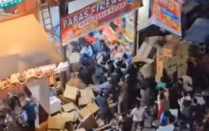 印度一烟花店爆燃 现场：人群惊慌涌向门口 有人跌倒烟花溅落身上