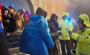 泰山深夜突降大雪有游客冒雪登山被困 景区连夜疏散及安置进山游客