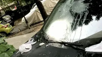 因厨房和厕所有点远，男子深夜“空投”餐盒砸坏越野车！民警：刑拘！