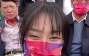 让我梳一下头呀！太原某高校校庆，女学生偷偷和教授合影被发现