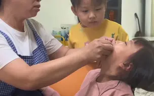 “头一次见这种拔牙方式！”老人拍7岁曾孙女脑门儿，瞬间拔掉门牙。网友：这就是祖传的声东击西。