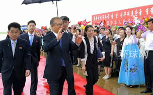 李鸿忠率团结束访朝，朝鲜民众冒雨热烈欢送