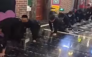 吉林辽源 盛世华庭KTV 疑似因员工没完成业绩 跪地爬行喊口号