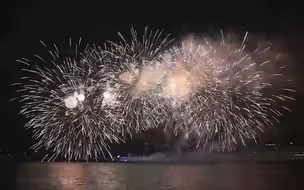 澳门举办烟花表演庆祖国73周年华诞 各色礼花争相辉映点亮夜空