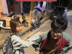 女孩跟朋友开玩笑被薅脖子 网友：羊蝎子差点拔出来 回家一量还长高两厘米