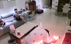 女子吹头发时吹风机突然短路 顿时火花四溅 一家人吓坏了