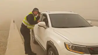敦煌遭遇今春首场沙尘暴：高速能见度不足百米 交警顶风提示司机