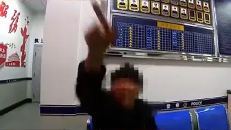 “我是你惹不起的神！”醉汉推搡民警一路上疯狂输出 看到结局舒适了