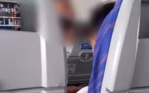 “我就要压死你！”飞机上俩男子因座椅调整角度起争执 ，后座男子用脚猛踹前排座椅！