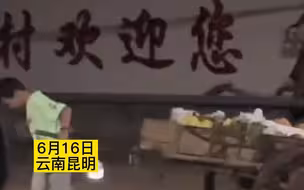 老师深夜偶遇学生帮爷爷扫街，送上杨梅给他吃，男孩礼貌感谢：不用了，老师您吃。