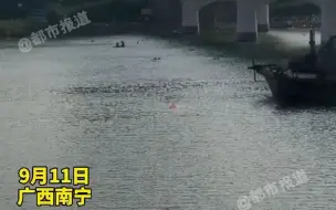 都市报道【惊险！男子在江里游泳 与大货船擦肩而过！】