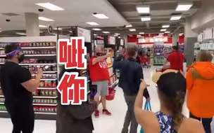 反口罩人士在商场内跳舞示威，行人：你可能是缺点消毒水