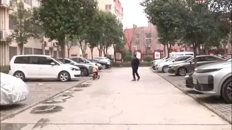 业主开车回家被保安拒之门外。