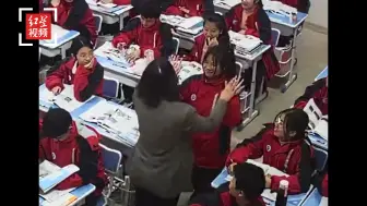 学生上课时犯困 老师轻轻走到身后温柔提醒
