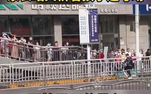 都市报道【2021高考第一天正在进行！家长站天桥看孩子进考场】
