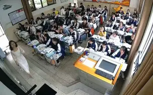 学校举办运动会 班主任为了配合学生精心打扮 孩子们的反应超可爱