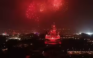 上海迪士尼牛年新春特别版烟花上演！照亮璀璨夜空给大家拜年