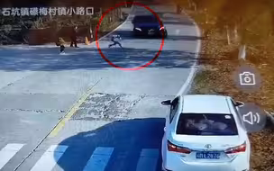 与死神擦肩而过！学生不走斑马线横穿马路 小车紧急避让冲出路面