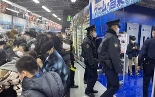 大型普法现场| 日本东京出售PS5游戏机现场一片混乱 店家直接报警