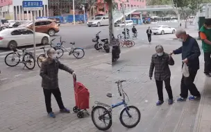 老奶奶单手插兜站路边 突然快步走向台阶并伸出手 下一秒画面感人