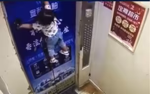 惊魂！家长牵遛娃神器致女童悬挂电梯，险酿悲剧