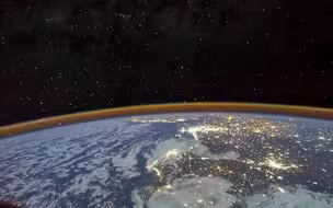 中国航天员在轨实拍：金色“结界”笼罩地球，星辰大海一览无余