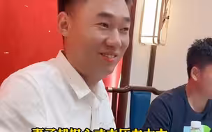男子酒桌上谈生意，妻子担心他压力太大，桌子底下悄悄牵住他的手