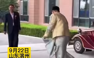 新郎把新娘接上车后，转身跪谢岳父岳母