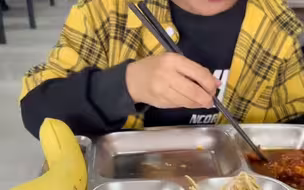 老师开玩笑拿走了学生盘子里的排骨，下一秒被感动了，孩子的反应太暖了