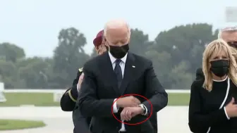 喀布尔机场丧生美军士兵遗体交接时，拜登偷看手表被骂惨