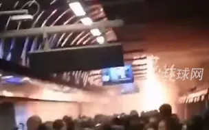 智利一地铁车厢连续爆燃，现场火光四射，乘客惊慌逃离
