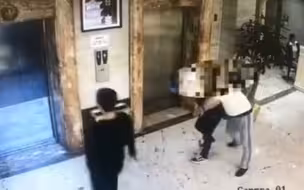 惊险！#两男子醉酒搂抱不慎跌入电梯井#