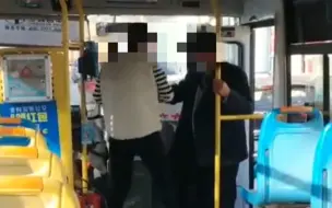 公交司机嫌老人身上有异味怒吼让其下车 官方回应：司机已被停岗