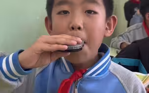 小学生用修正带外壳吹奏猪猪侠，强者从不被道具限制！