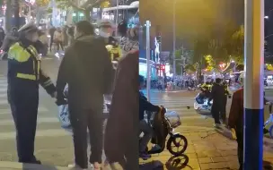 路人逆行不服管理 交警情绪失控大吼掌掴引热议 警方：已上门道歉