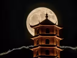 氛围感拉满！全国多地视角看绝美“超级月亮”：夜幕中缓缓升起格外惊艳