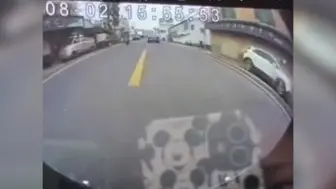 狗子横穿马路被行驶中的车辆撞飞 站起来后竟咬伤路边外卖小哥