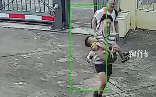 男童突发疾病，路过女兵抱起孩子狂奔送医。网友：为人民子弟兵点赞！