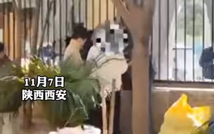 西安某大学老师扔学生点的外卖到垃圾桶 ， 学校回应：不是外卖，是无证商贩卖的饭