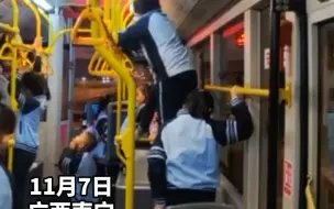 南宁“定制公交”多名小学生，在车上荡秋千踩座位站窗户上运动，网友：我以为来到了花果山