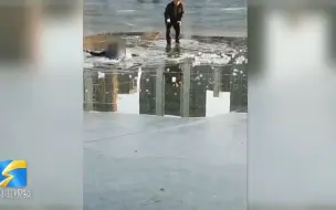 辽宁一男子不慎掉进冰窟窿 附近锻炼的两市民用甩鞭救他上岸