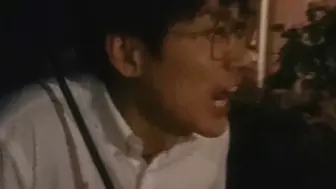 大妈看我遛狗的表情