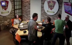 一言不合就...俄记者争论斯大林 直播中老拳相向