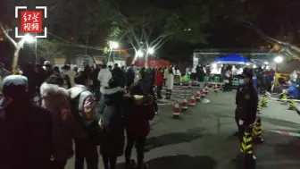 现场直击：成都核酸检测点通宵采样 市民有序排队分批进场